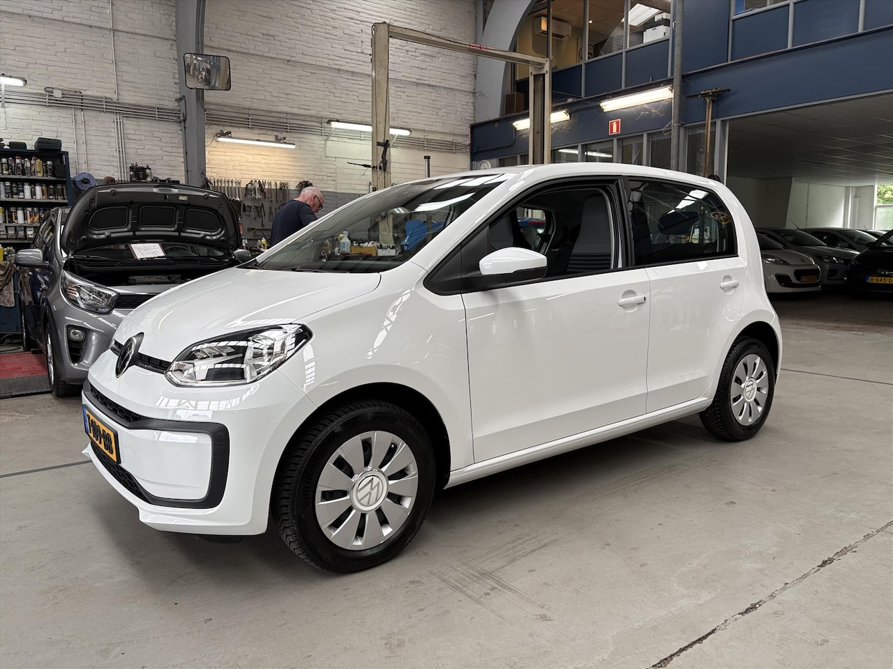 Volkswagen Up! - 1.0 MPI 65PK Up! | Airco | Bluetooth | Telefoonsteun | NAP | Rijklaar prijs! - AutoWereld.nl