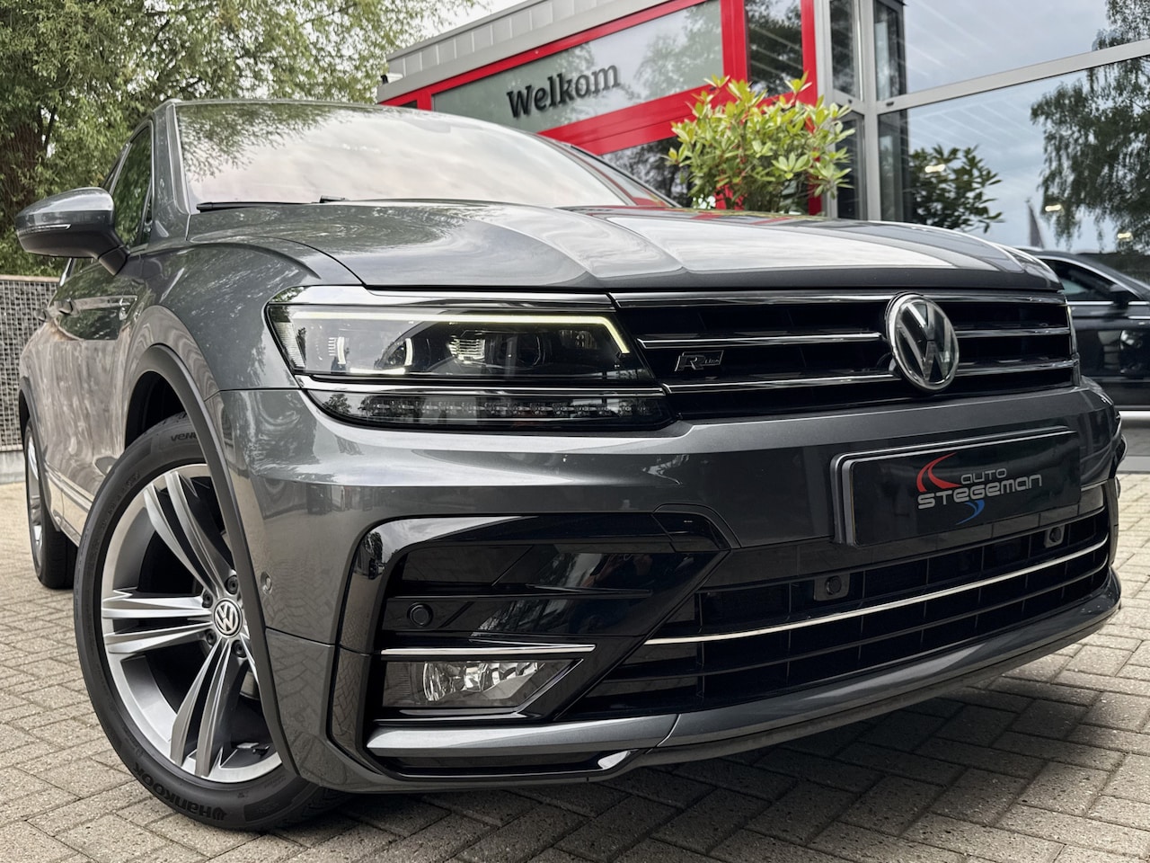 Volkswagen Tiguan - 1.5 TSI ACT *!* R-LINE *!* PANODAK/ CAMERA/ VIRTUAL/ RADAR/ 19 INCH/ LED *!* - AutoWereld.nl