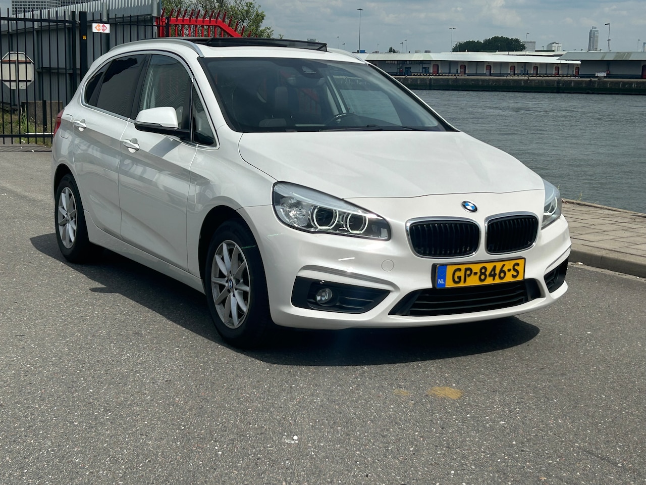 BMW 2-serie Active Tourer - 218i Sport AUT PANO LED PDC NAVI ECC - AutoWereld.nl