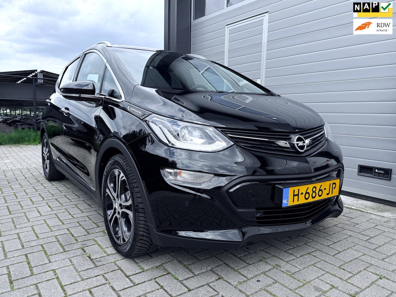 Opel Ampera-e - Business Executive 60 kWh - Apple CarPlay / Android Auto - Lederen Bekleding - Stuur-/Stoe - AutoWereld.nl