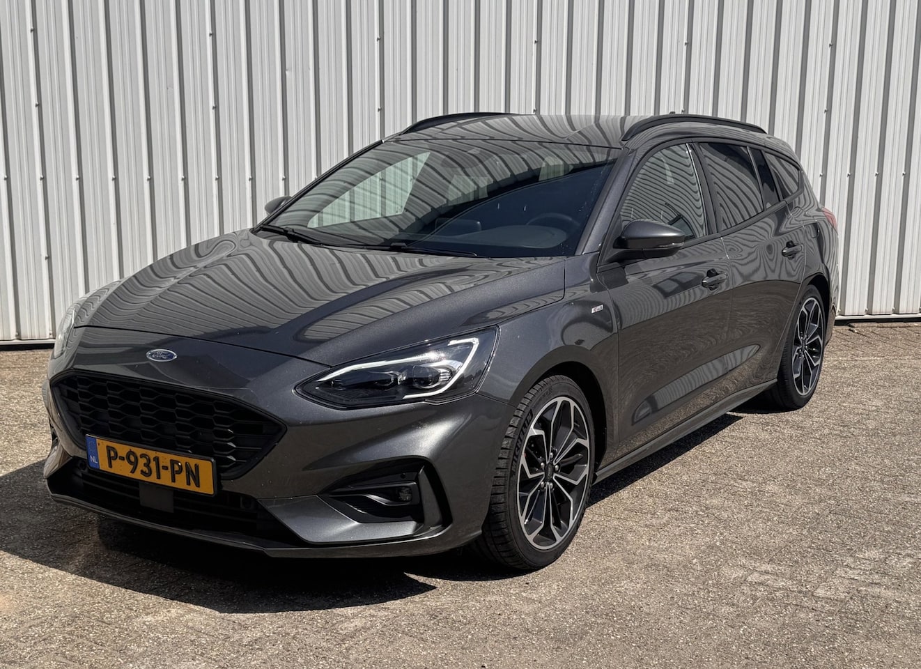 Ford Focus - 1.0 EcoBoost Hybrid ST Line Camera / 18 inch / Navi / trekhaak / Dynamisch knipperlicht - AutoWereld.nl