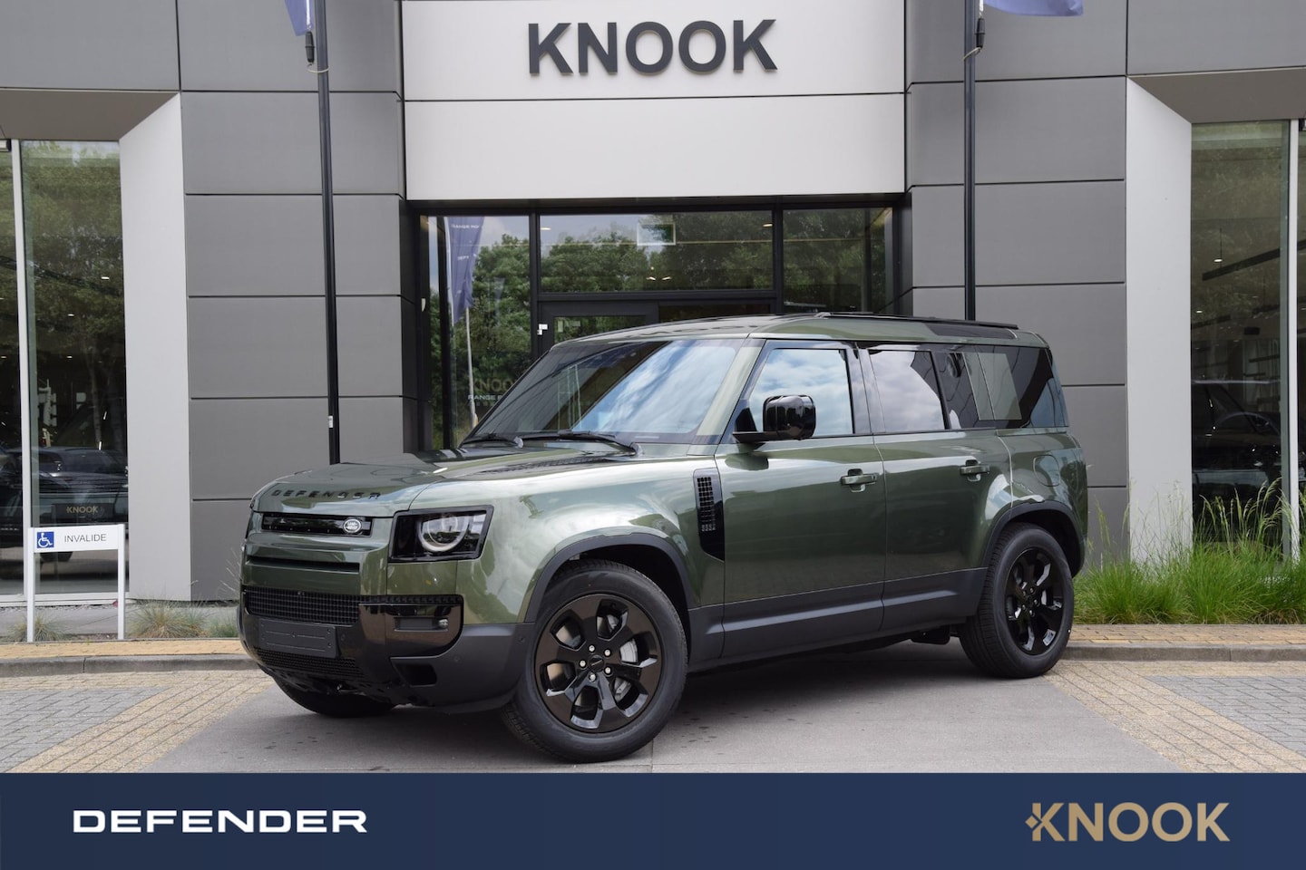 Land Rover Defender 110 - P300e Forest Edition - AutoWereld.nl