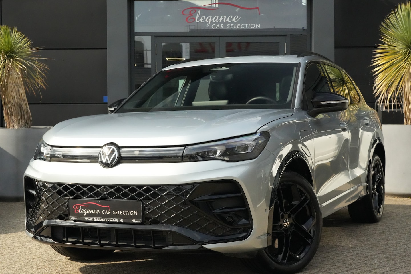 Volkswagen Tiguan - 1.5 eHybrid R-Line Exclusive Black Style Panoramadak/Trekhaak/360Camera - AutoWereld.nl