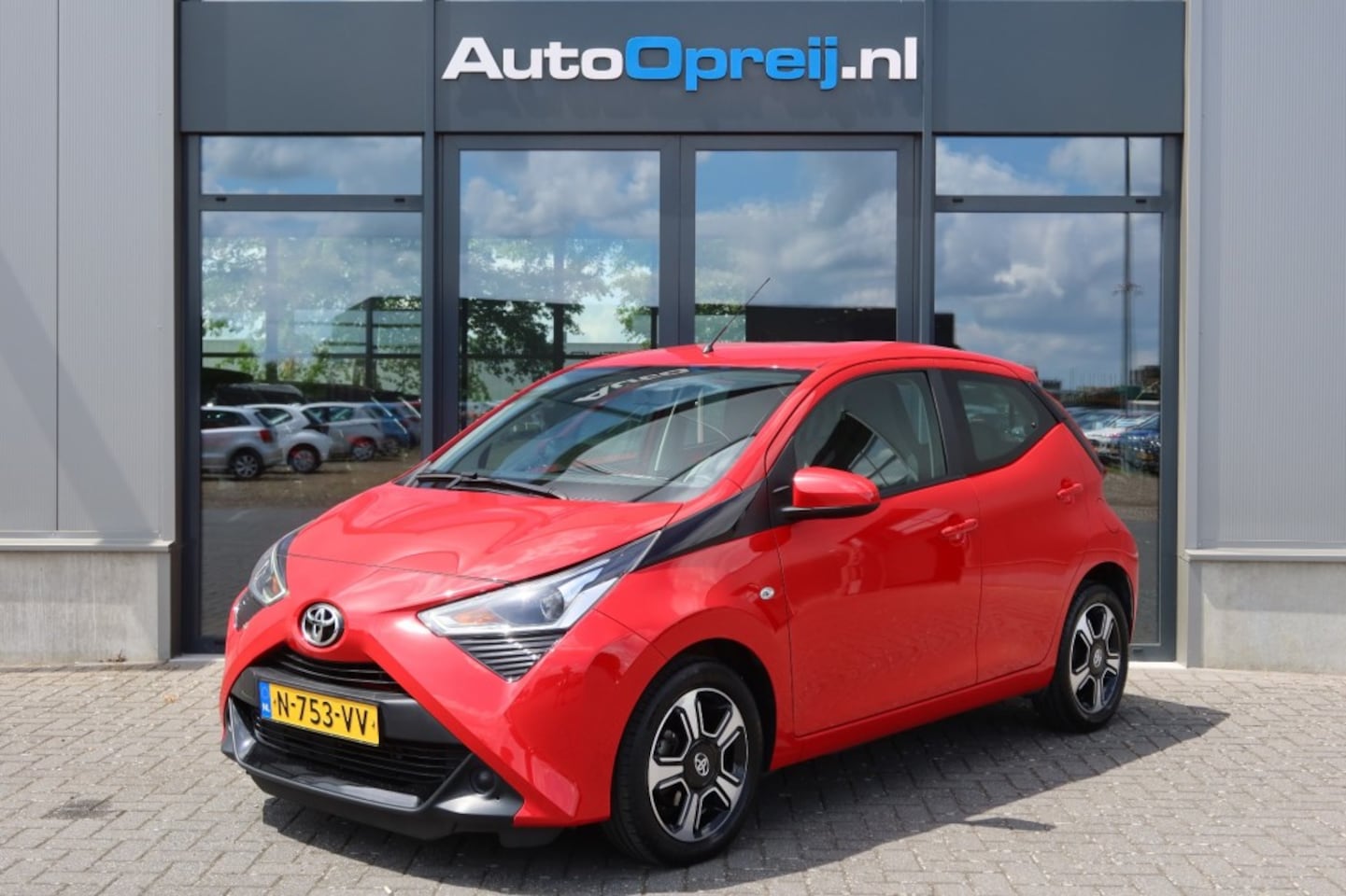 Toyota Aygo - 1.0 VVT-I X-Play 72pk 5drs. Airco, Camera, LM-Velgen, Carplay, LIM - AutoWereld.nl