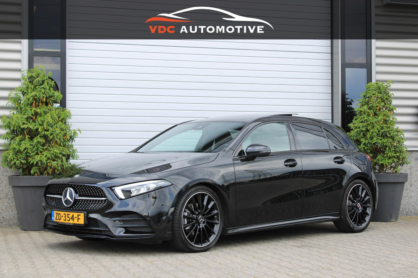 Mercedes-Benz A-klasse - 180 AMG Pano | Multispaak | Carplay | LED | Night | Stoelverwarming | Dealer Onderhouden - AutoWereld.nl