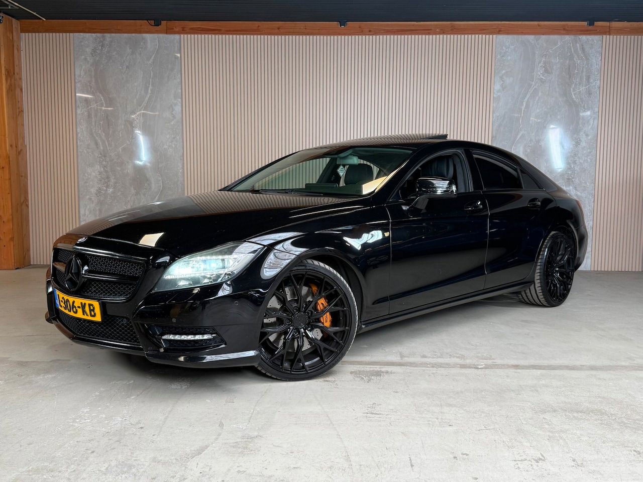 Mercedes-Benz CLS-klasse - 500 AMG V8 510PK Dak Keyless Carplay Navi Airco Cruise Control - AutoWereld.nl