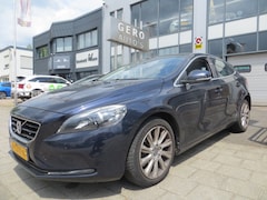 Volvo V40 - 2.0 T3 Momentum half leder , airco ecc , bots herkenning etc