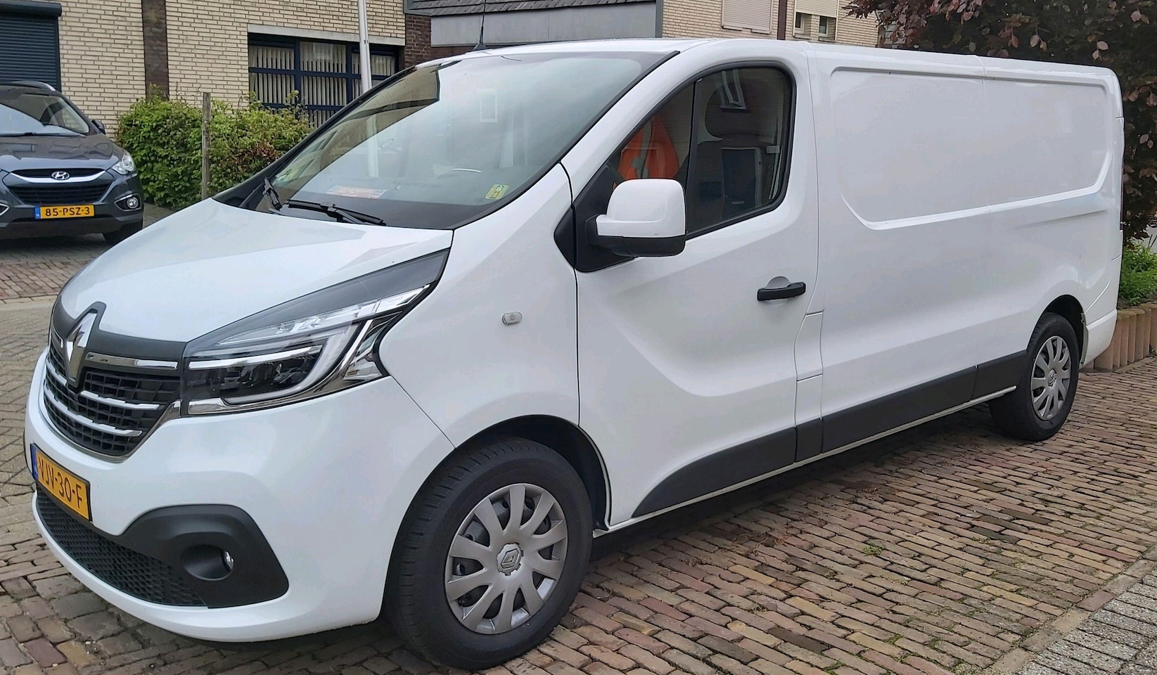 Renault Trafic - 2.0 dCi 120 T29 L2H1 Work Edition - AutoWereld.nl
