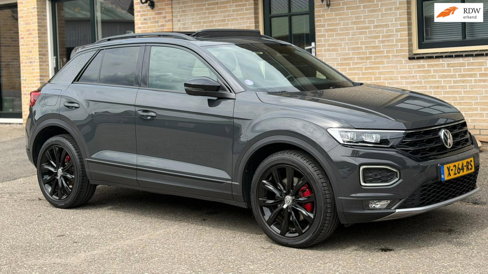 Volkswagen T-Roc - 1.5 TSI DSG Sport R|PANO |CARPLAY|BEATS - AutoWereld.nl