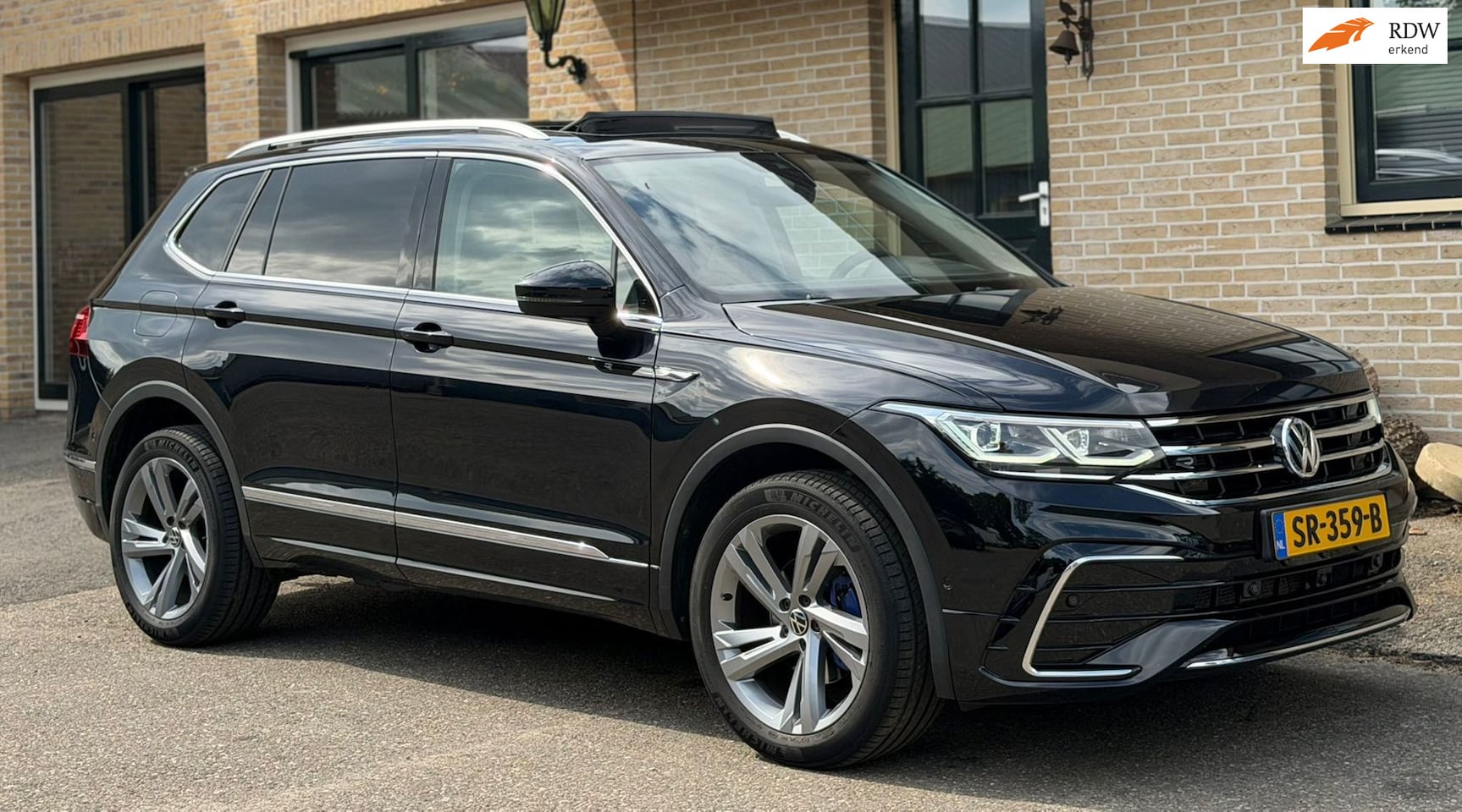 Volkswagen Tiguan Allspace - 1.4 TSI R-Line 7p. PANO |CAM|LEDER - AutoWereld.nl
