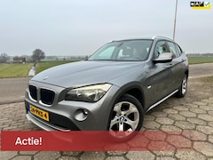 BMW X1 - 18i *ACTIE TOT €500 KORTING* 5D NAP AIRCO NAVI SCHERM TREKHAAK NW APK VELGEN ELEK.RAMEN