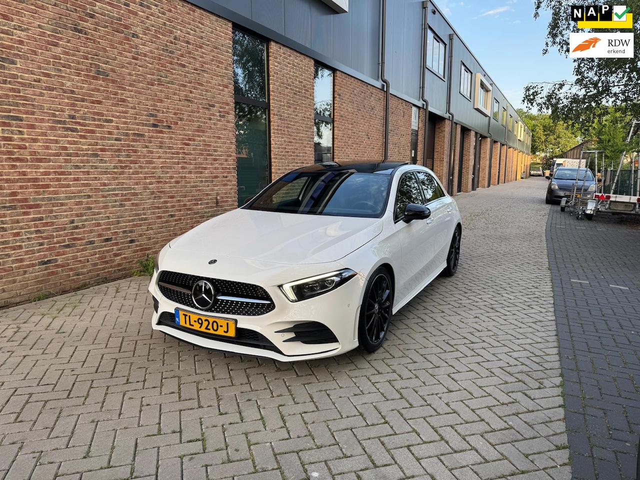 Mercedes-Benz A-klasse - AMG Pakket | 1e Eigenaar | NAP | Panoramadak | Burmester | 360° Camera | Adaptieve Cruise - AutoWereld.nl