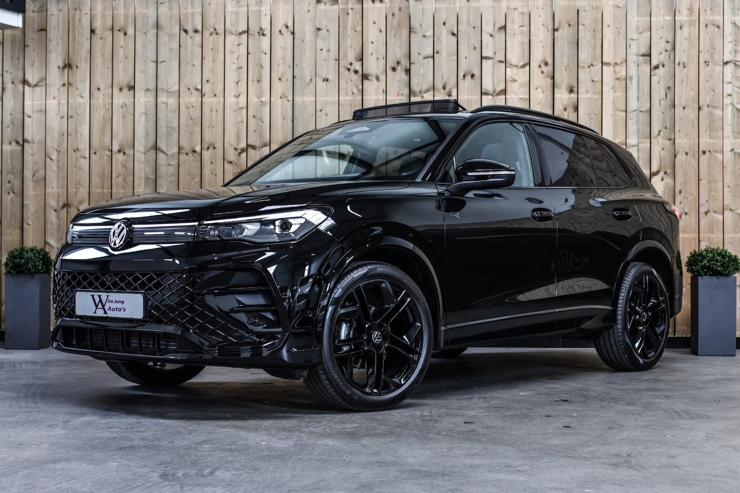Volkswagen Tiguan - 1.5 eTSI R-Line *Pano*H/K*360 Camera*Head-Up*Keyless*Trekhaak* - AutoWereld.nl