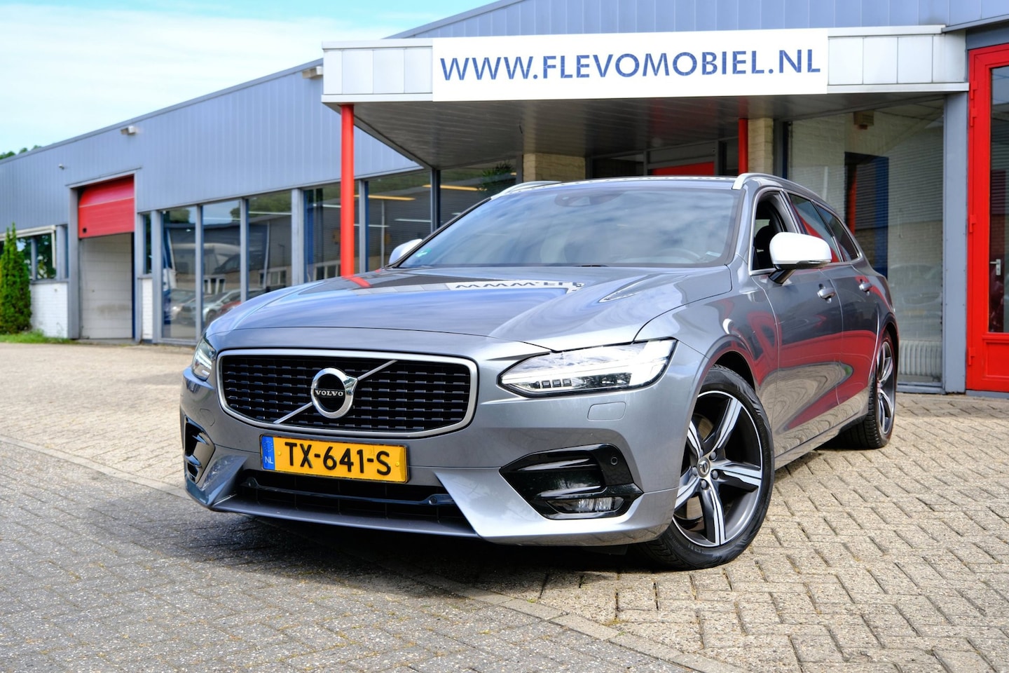 Volvo V90 - 2.0 T4 R-Design Aut. Leder|CarPlay|Adapt.Cruise|Navi|LMV - AutoWereld.nl
