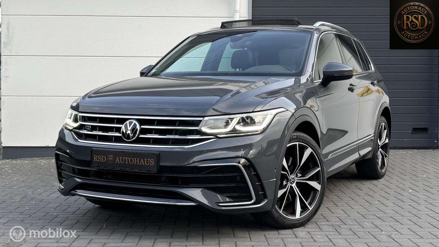 Volkswagen Tiguan - 1.4 TSI eHybrid R-Line Pano,Tr.haak,20inch - AutoWereld.nl