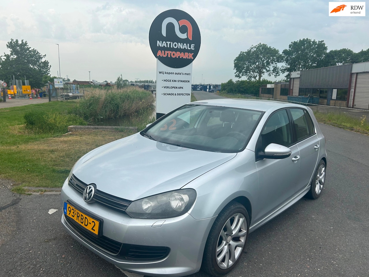 Volkswagen Golf - 2011 * 1.6 TDI BlueMotion * LMV * ELEC. RAMEN * AIRCO - AutoWereld.nl