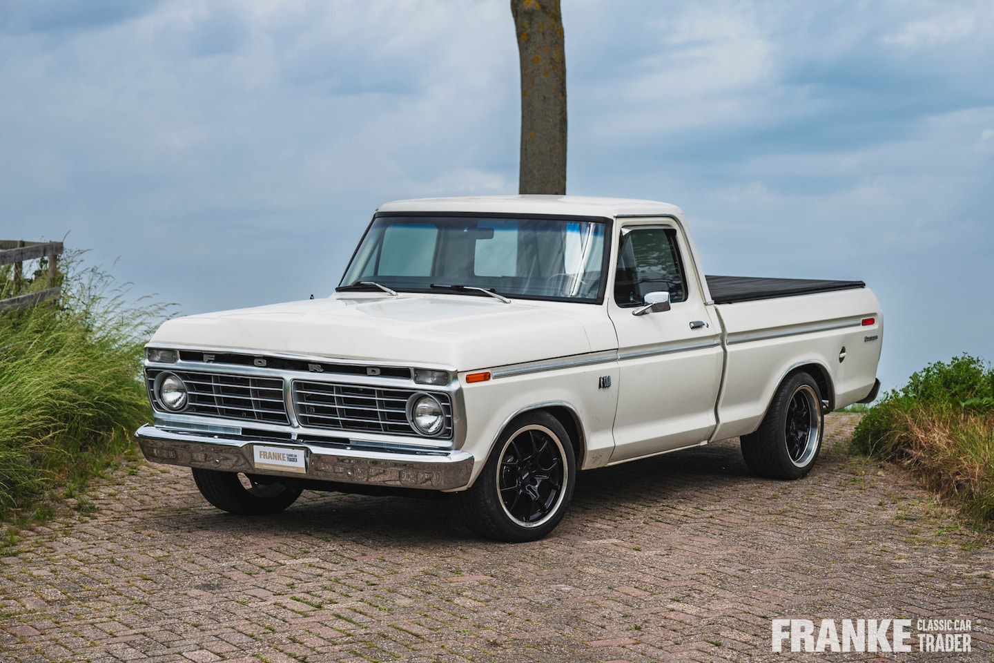 Ford F100 - Shortbed custom, 351 Cleveland, MSD, Edelbrock, headers en 9-inch rear end - AutoWereld.nl
