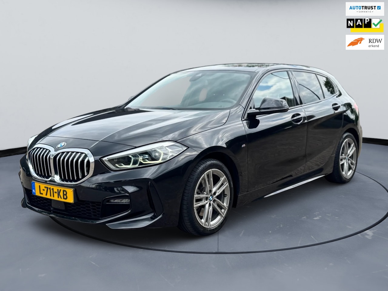 BMW 1-serie - 118i M-sport shadow line|NAP|Sfeerverlicht|Sportstoel| - AutoWereld.nl