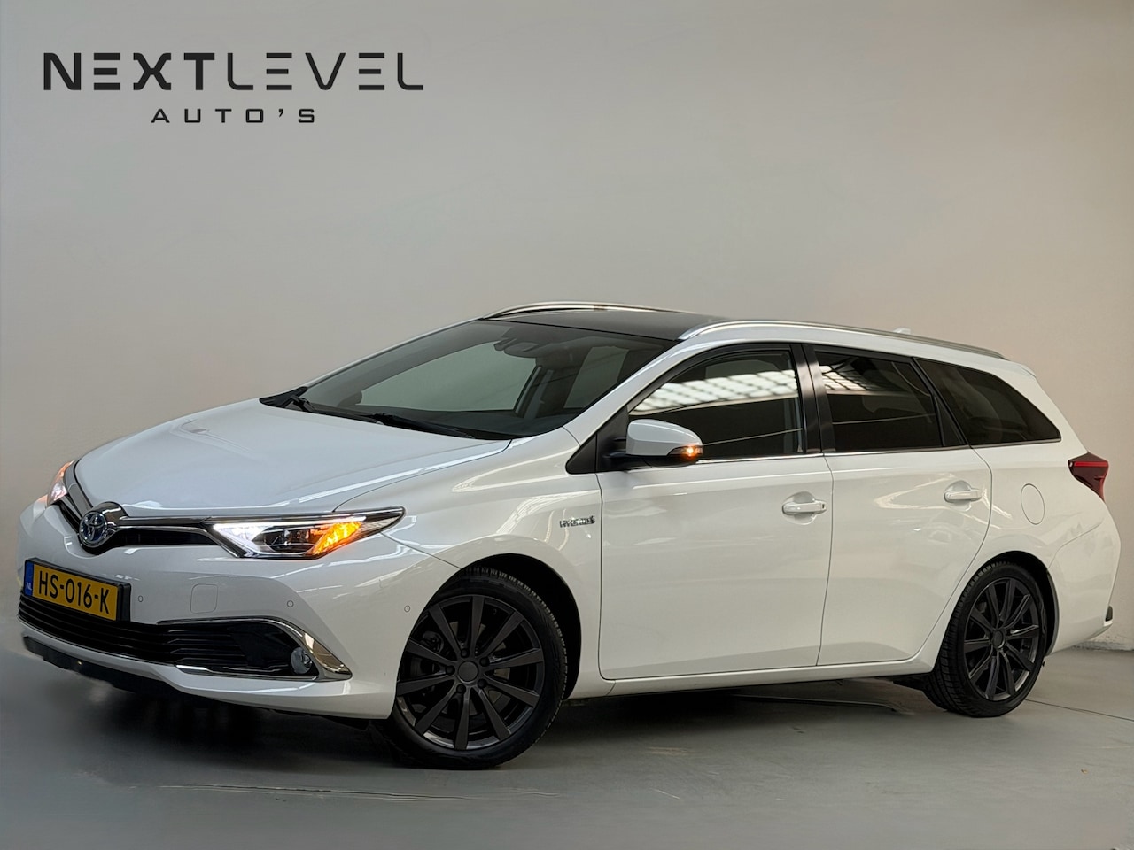 Toyota Auris Touring Sports - 1.8 Hybrid Lease Pro PANO Camera Stoelverwarming Navi - AutoWereld.nl
