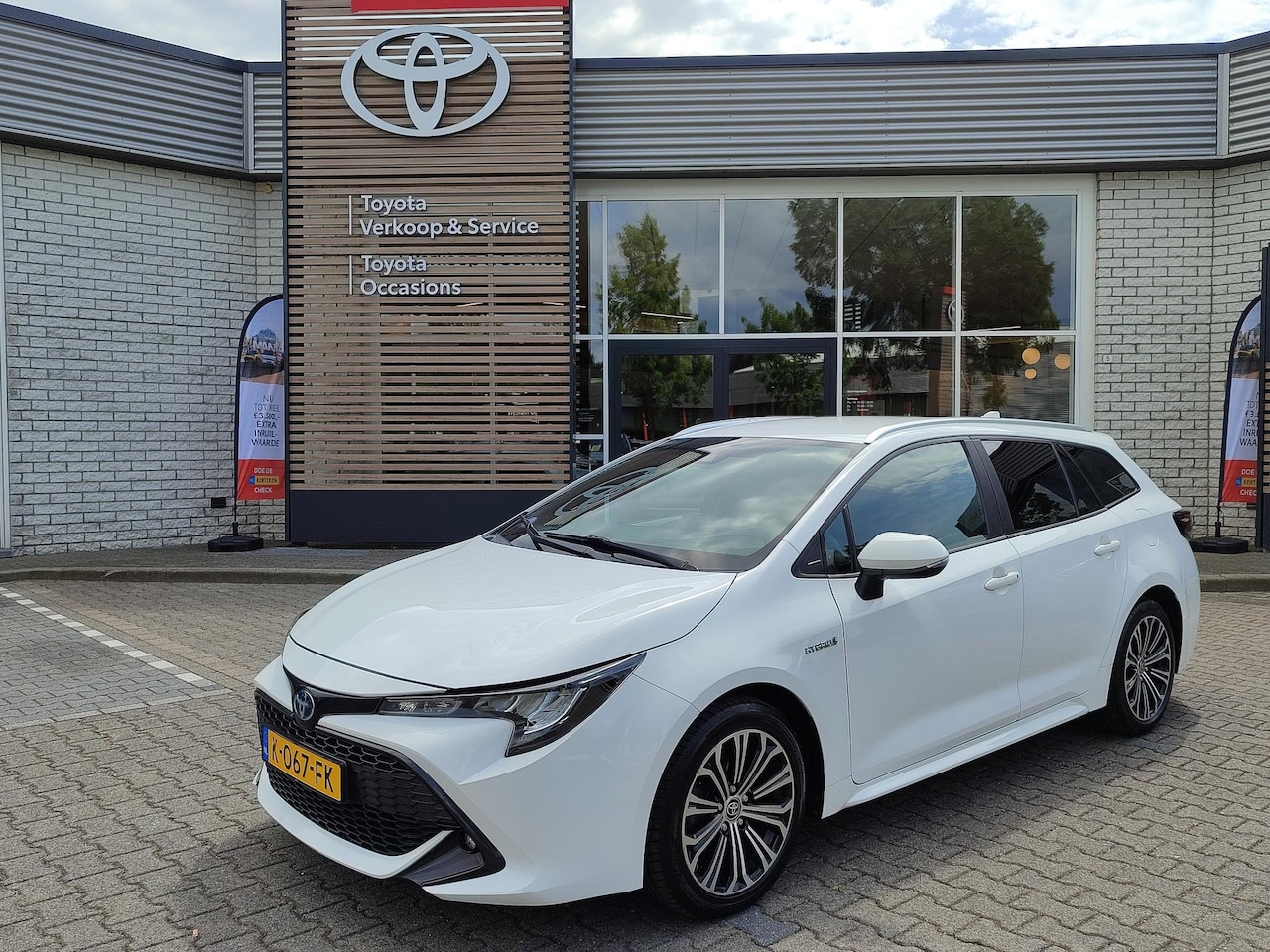 Toyota Corolla Touring Sports - 1.8 HYBRID DYNAMIC NL-AUTO 1E-EIG TREKHAAK STOELVERW KEYLESS APPLE/ANDROID 17'' LM-VELGEN - AutoWereld.nl
