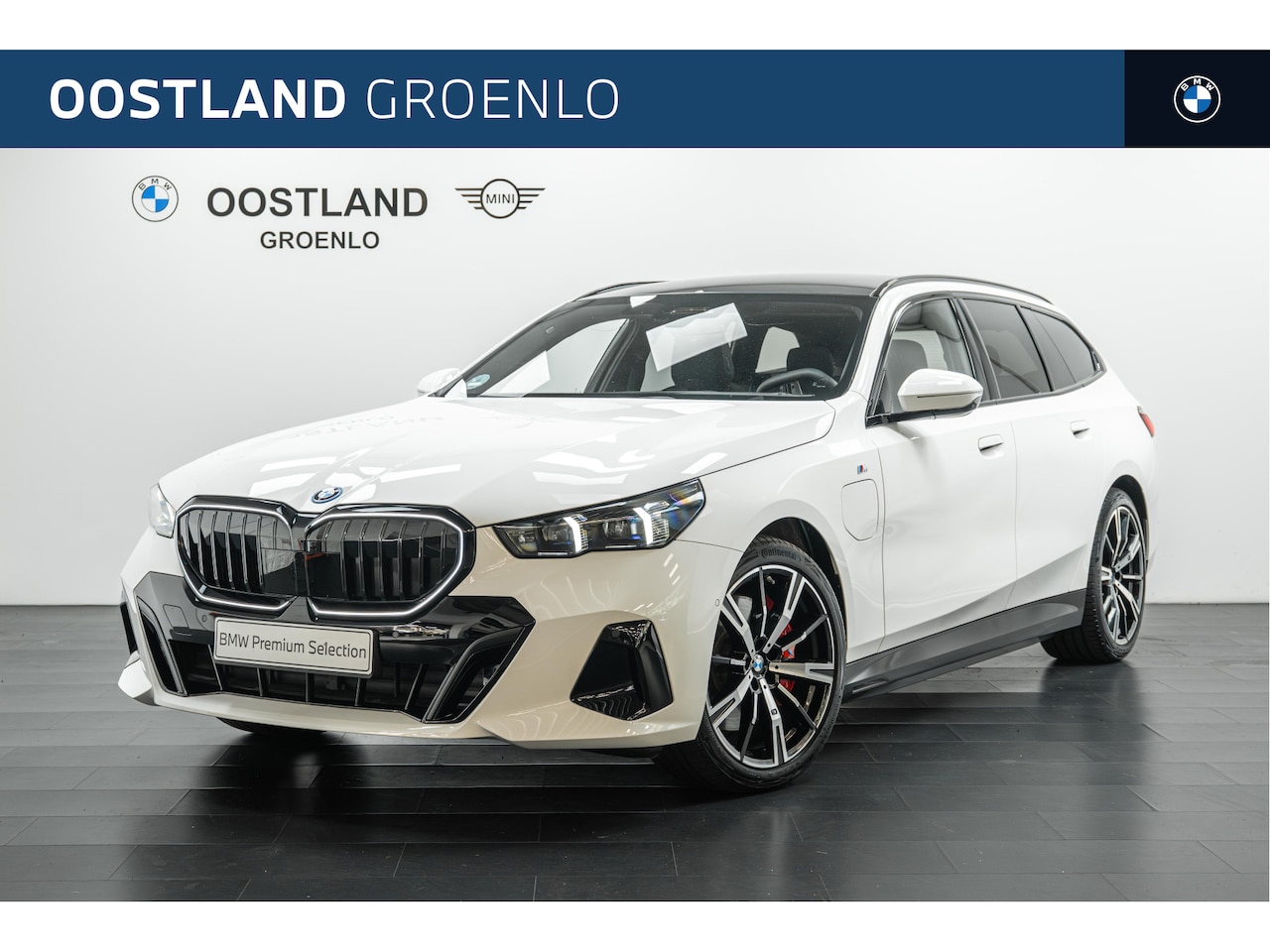 BMW 5-serie Touring - 550e xDrive M Sport Automaat / Trekhaak / Panoramadak / Comfort Access / Bowers & Wilkins - AutoWereld.nl