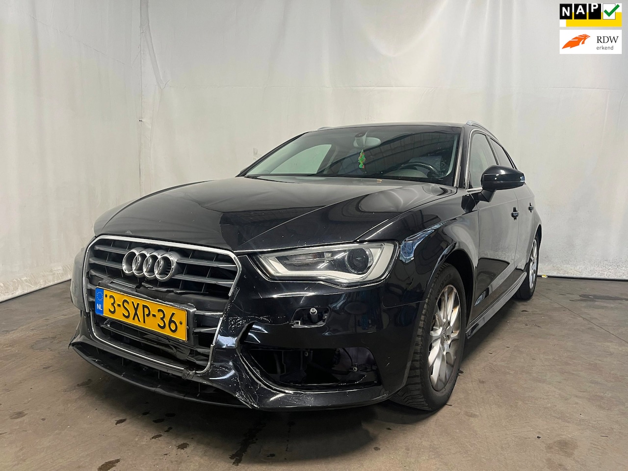 Audi A3 Sportback - 1.6 TDI ultra Edition - Front Schade - Motorlamp Brandt - AutoWereld.nl