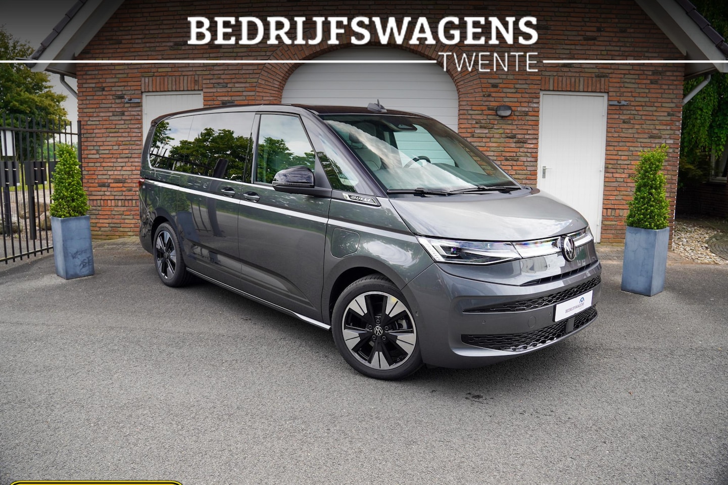Volkswagen Multivan - 1.5I E-hybrid Edition L2 4x4 Panoramadak Leder Trekhaak Area view 19'' Lichtmetalen velgen - AutoWereld.nl