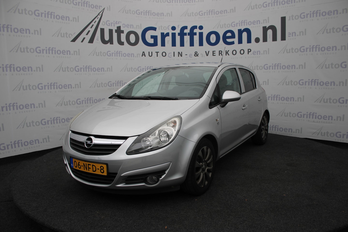 Opel Corsa - 1.2-16V '111' Edition 5-deurs met fietsendrager - AutoWereld.nl
