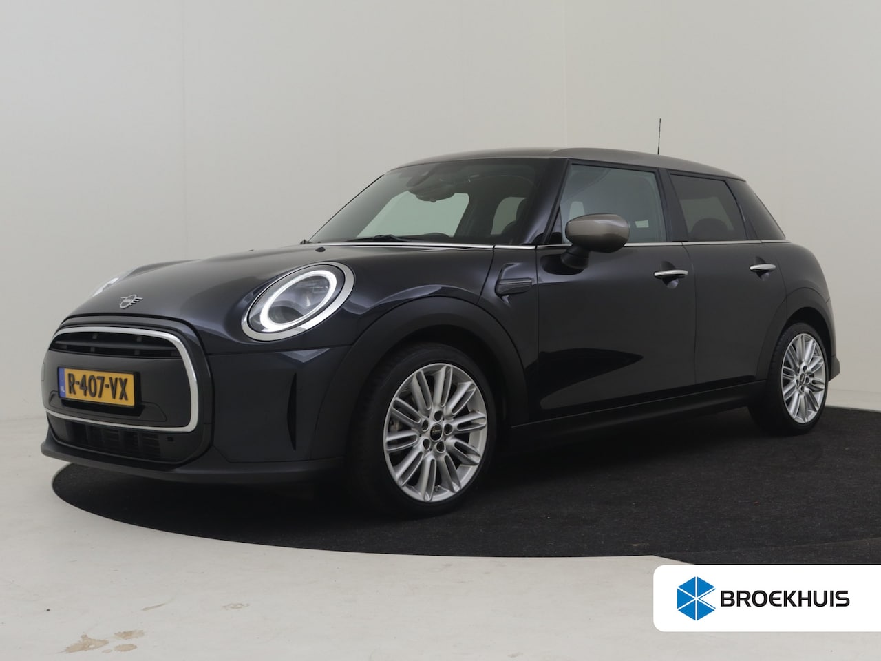 MINI 5-Deurs - 1.5 Cooper Classic 136PK AUTO | Cruise control | Navigatie | Parkeersensoren achter | Appl - AutoWereld.nl