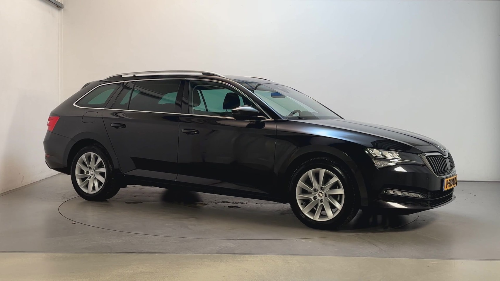 Skoda Superb Combi - 1.5 TSI DSG ACT Business Edition Virtual Cockpit Stoelverwarming Parkeersensoren - AutoWereld.nl