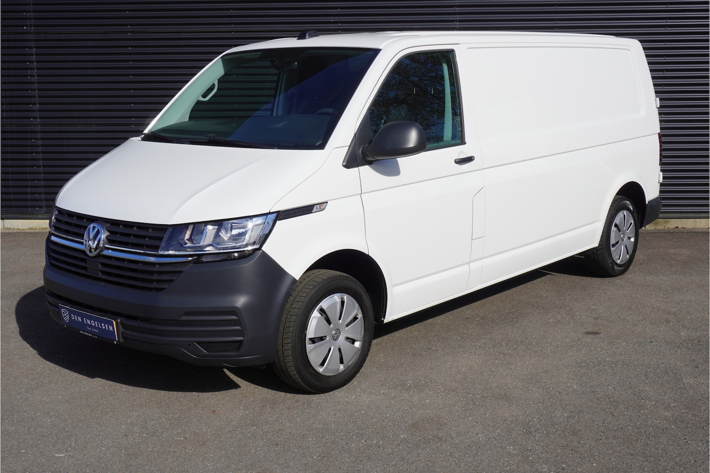 Volkswagen Transporter - 110pk L2H1 Comfortline Cruisie control Apple carplay Airco Lat op Lat 3 persoons - AutoWereld.nl