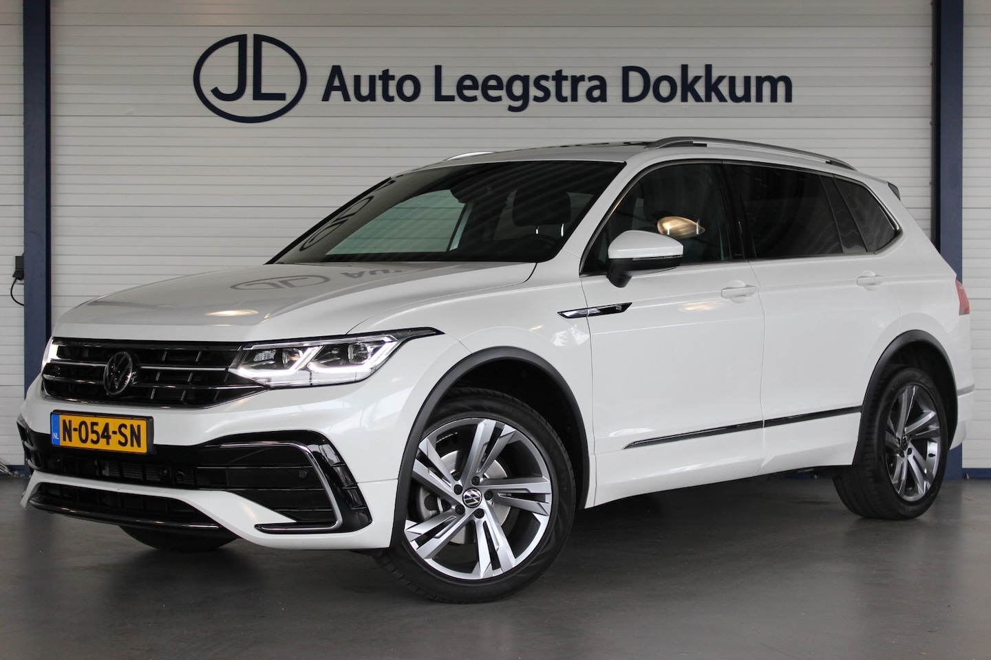 Volkswagen Tiguan Allspace - 1.5 TSI R-Line Business+ 7-persoons | Pano | LED Matrix | IQ Light | Carplay | Keyless | E - AutoWereld.nl