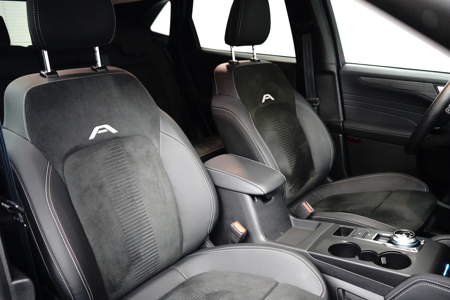 Ford Kuga - Plug-In Hybrid Active X | Matrix LED | Panoramadak | Head-up | 20 inch velgen - AutoWereld.nl