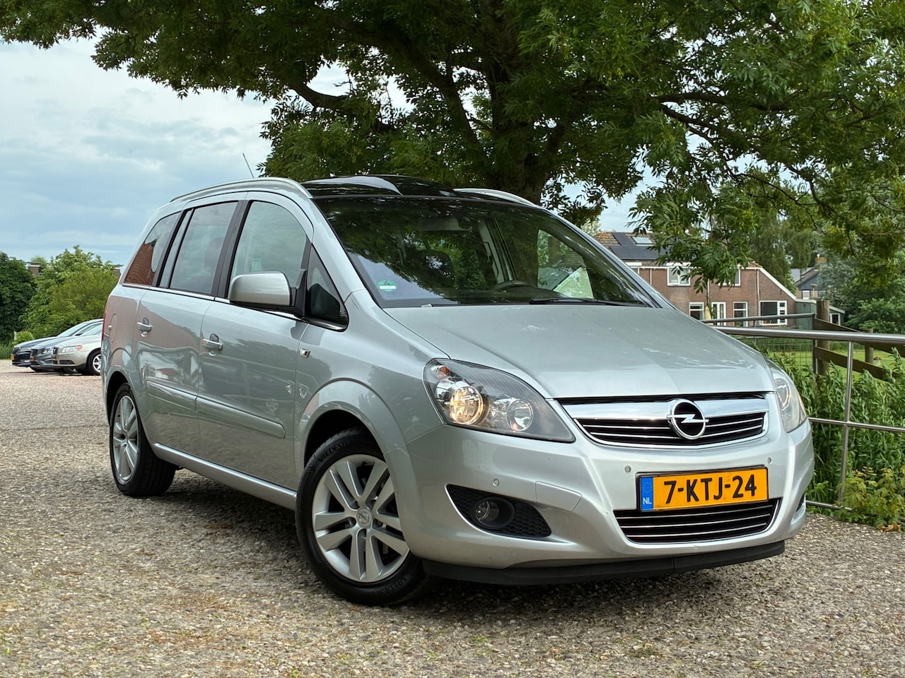 Opel Zafira - 1.8 Cosmo | 7-Persoons + Pano + Cruise + Airco Nu € 3.450,-!!! - AutoWereld.nl