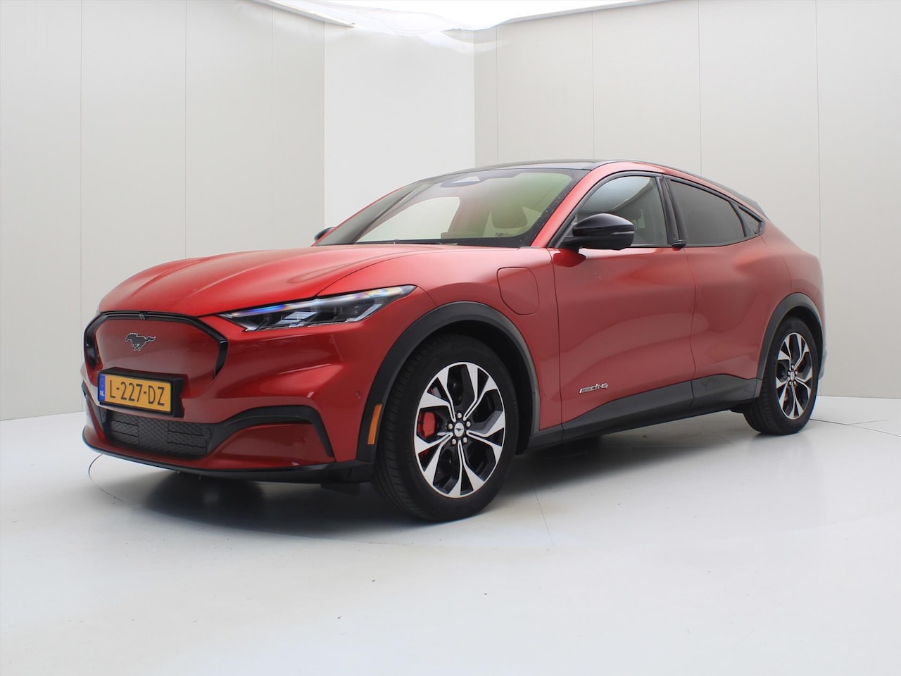 Ford Mustang Mach-E - 75kWh AWD Premium 190kW [ ACC+CAMERA+PANO+CARPLAY+STOELVERW.+KEYLESS+LEDER ] - AutoWereld.nl