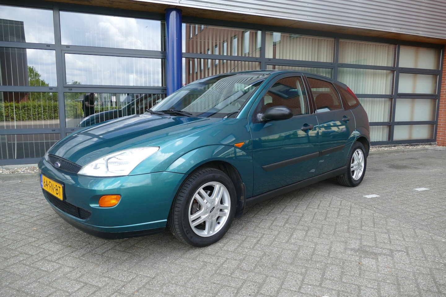 Ford Focus - 1.6-16V Trend 5 deurs Airco Apk 23-5-2027 - AutoWereld.nl