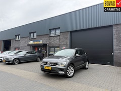Volkswagen Tiguan - 1.4 TSI ACT Connected Series | 1E EIGENAAR | 12MND GARANTIE | AUTOMAAT | ACC | PANO | TREK