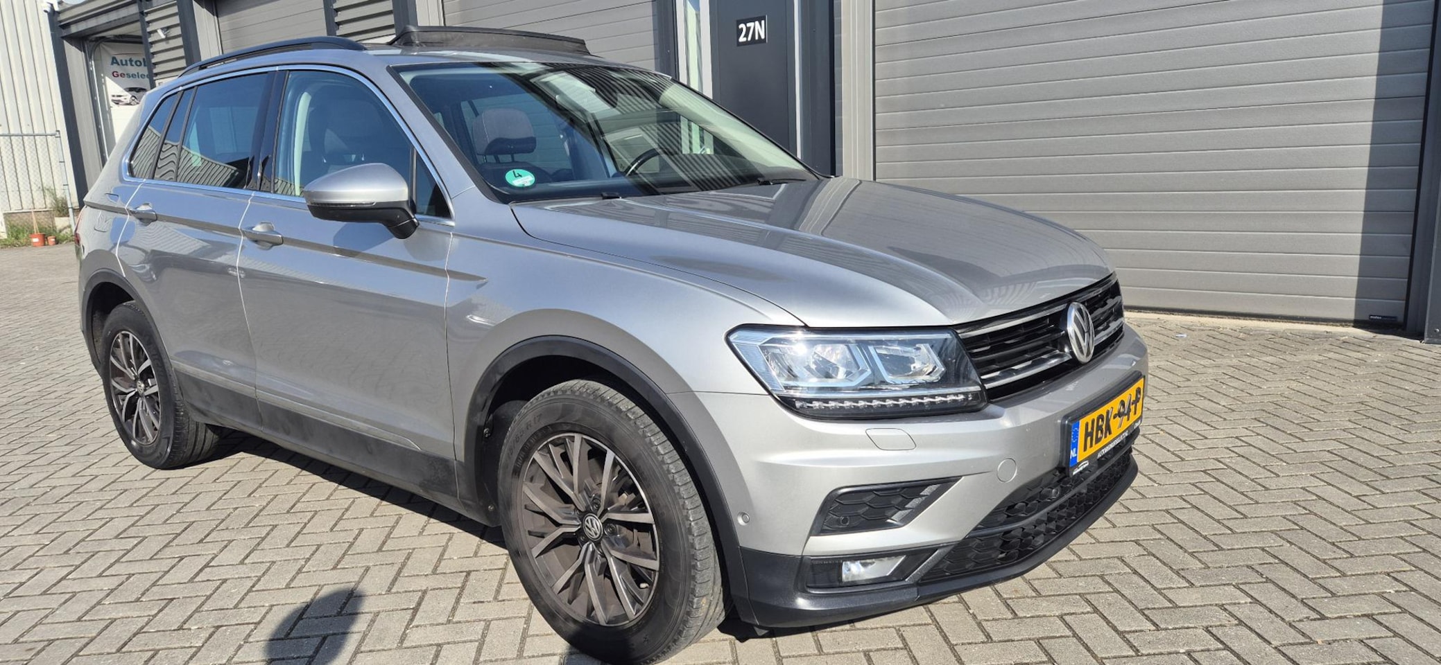 Volkswagen Tiguan - 1.5 TSI ACT Comfortline Business Automaat | Panorama | Navi | Bluetooth | Van een particul - AutoWereld.nl