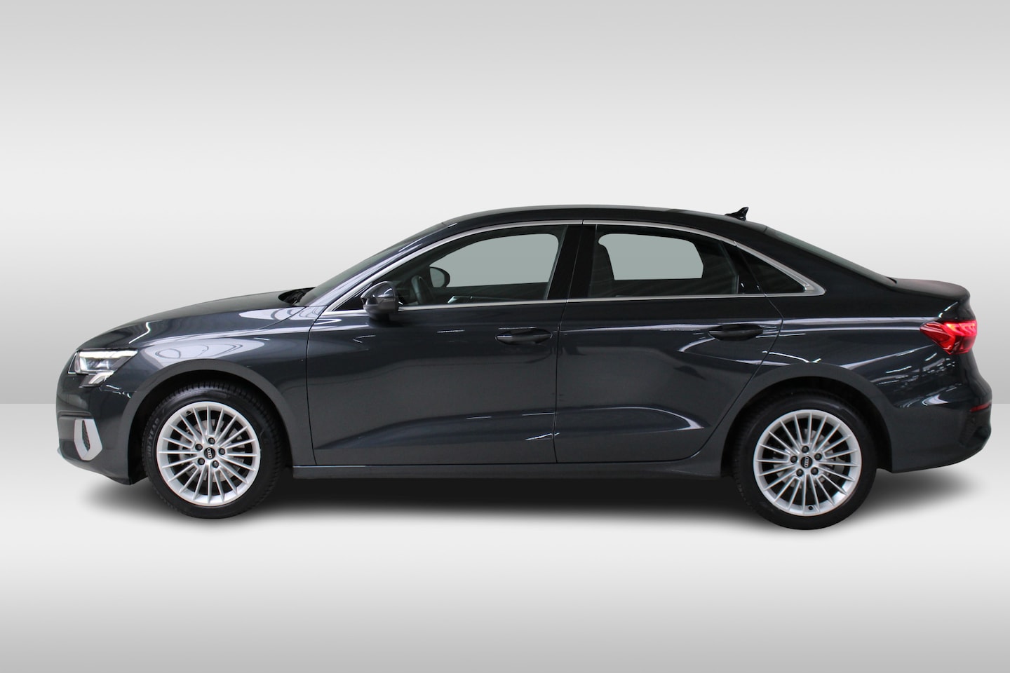 Audi A3 Limousine - 30 TFSI Advanced edition Navigatie | Cruise Control | 17" Velgen | PDC Achter - AutoWereld.nl