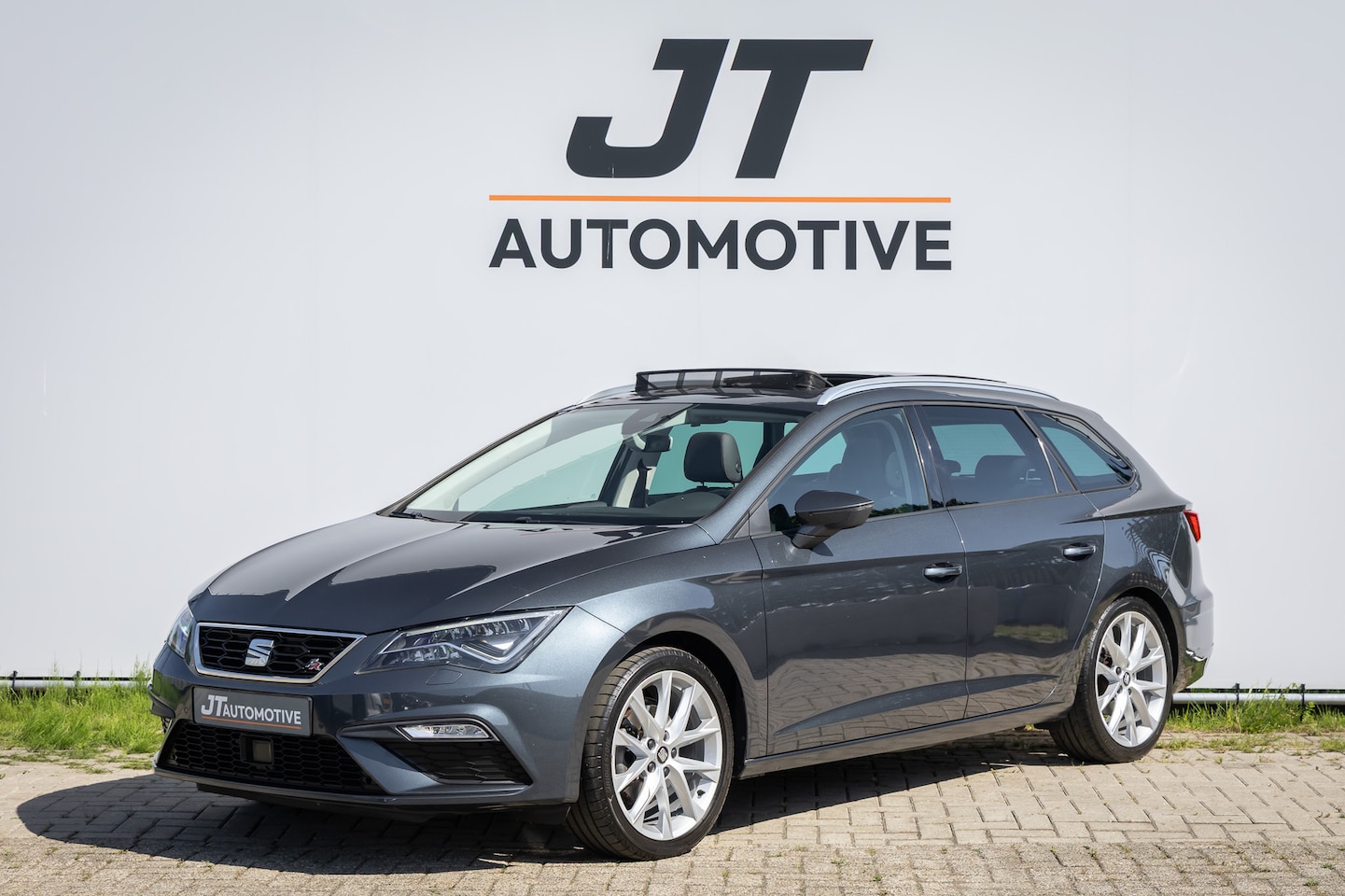 SEAT Leon ST - SPORTOURER 1.5 TSI FR Ult.Ed.Bl Pano | Half ledere bekleding | PDC | Camera | Beats audio - AutoWereld.nl