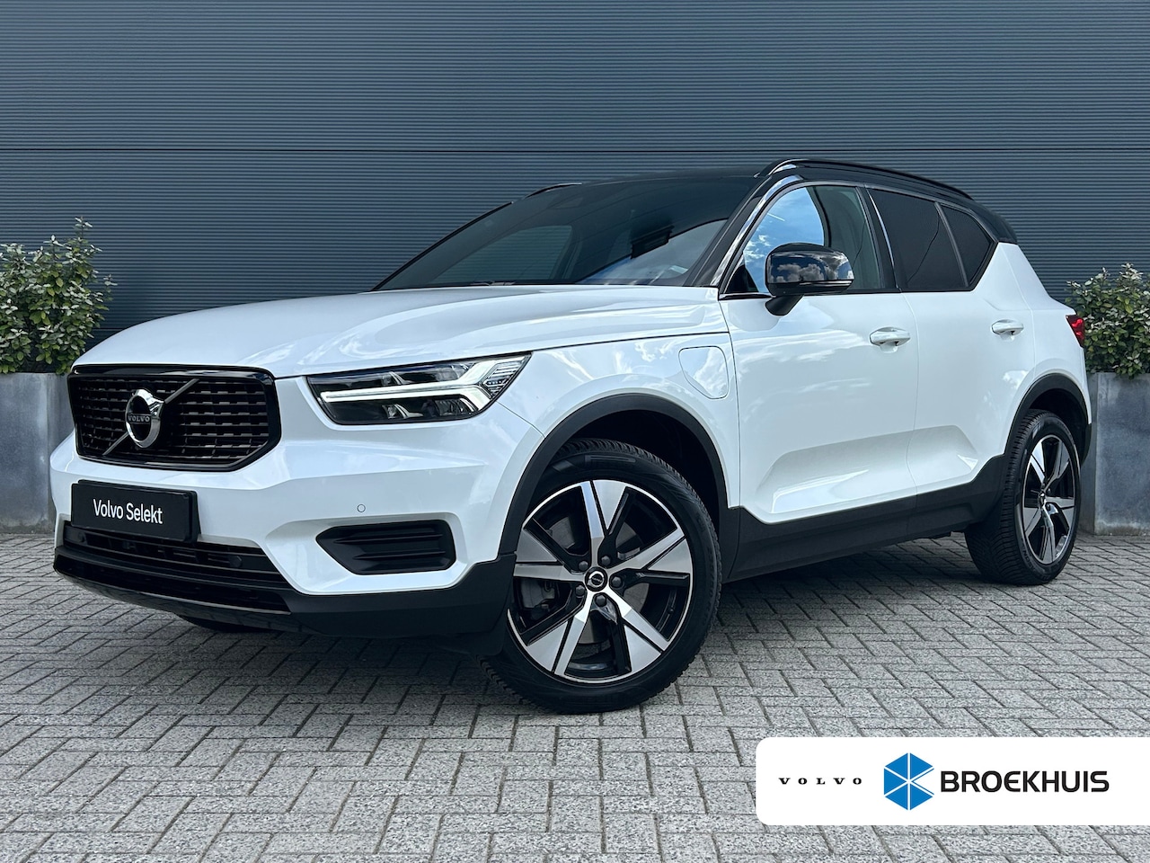 Volvo XC40 - 1.5 T4 Recharge R-Design | Trekhaak | Camera | Pilot Assist | BLIS | All-seasons | Nubuck- - AutoWereld.nl
