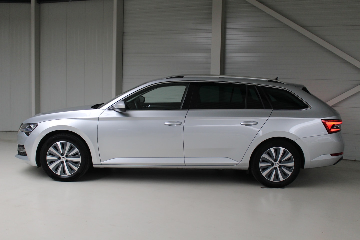 Skoda Superb Combi - 1.4 TSI iV Style Navigatie | Trekhaak | Adaptieve Cruise | 17"Velgen | Camera - AutoWereld.nl