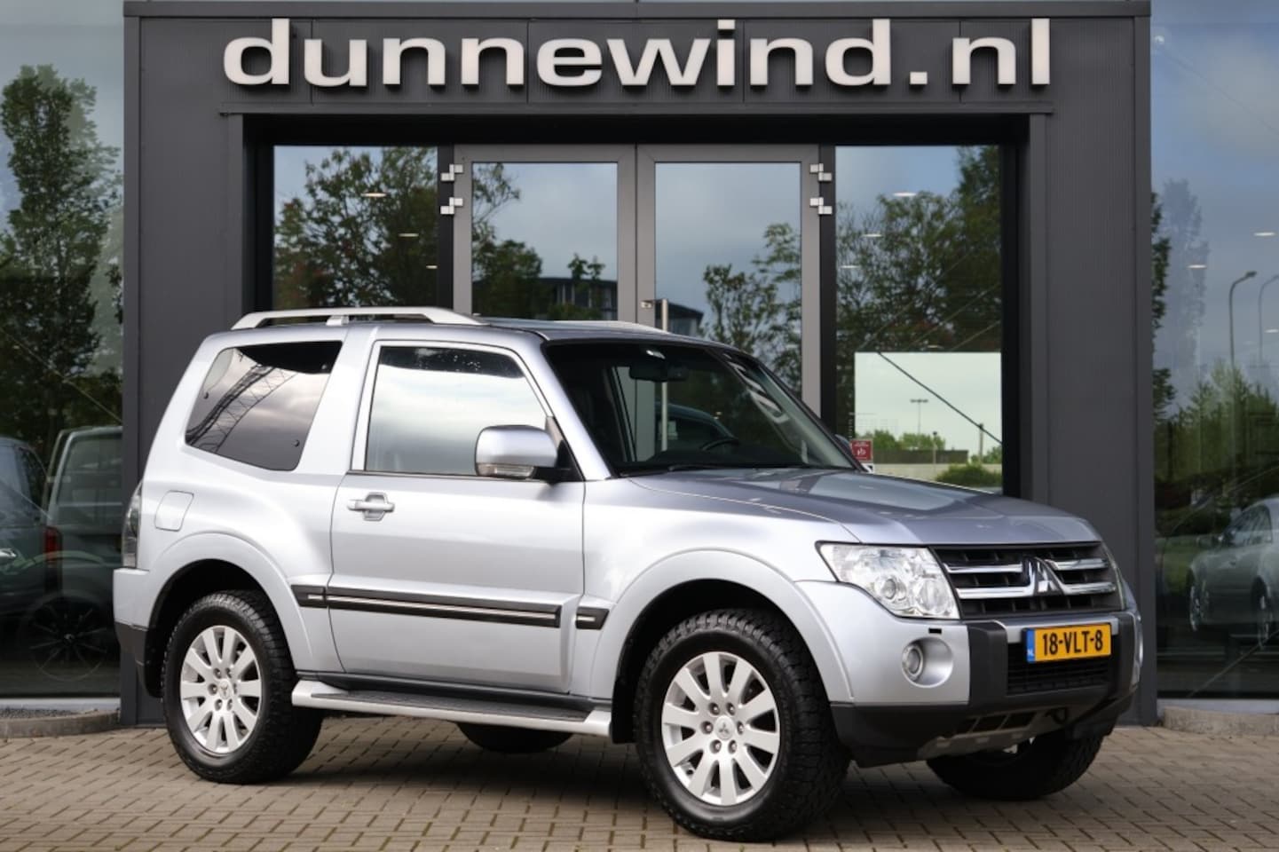Mitsubishi Pajero - 3.2 DI-D *1e Eigenaar*NAVI*AIRCO*TREKHAAK*CRUISE - AutoWereld.nl