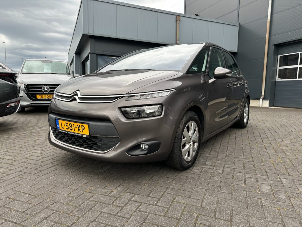 Citroën C4 Picasso - 1.2 PureTech Intensive met trekhaak, navigatie, cruise control, PDC - AutoWereld.nl