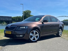 Skoda Octavia - 1.8 TSI Greentech Elegance Businessline 180pk DSG Panoramadak Xenon Cruise Clima Bluetooth PDC