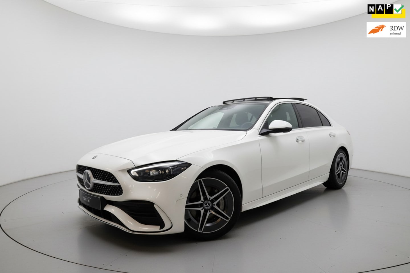 Mercedes-Benz C-klasse - 180 AMG PANO MEMORY HUD 360 NAP - AutoWereld.nl