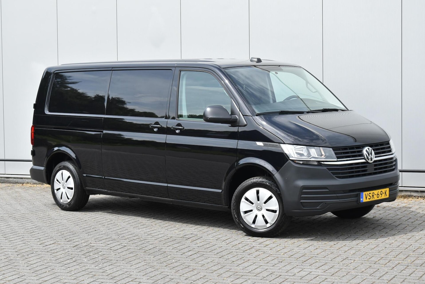 Volkswagen Transporter - 2.0 TDI L2H1 Aut 150 Pk Airco Navi E6 - AutoWereld.nl