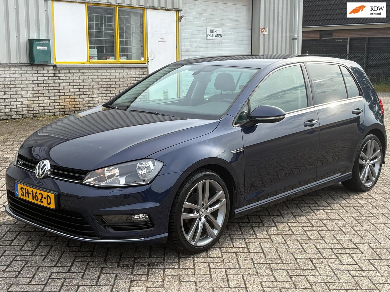 Volkswagen Golf - 1.2 TSI 110 PK 6 BAK Bj 2016 R-Line Sport 5 Deurs Ecc Navi Cruise Pdc Stoelverwarming Elec - AutoWereld.nl