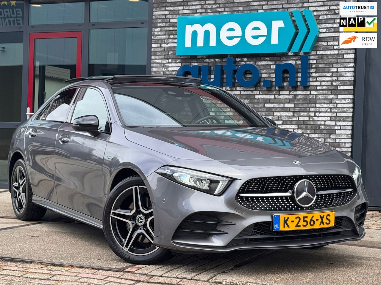 Mercedes-Benz A-klasse - 250e AMG PANO l NIGHT l SFEER l CAMERA l CARPLAY l DODE HOEK l TREKHAAK l ORG.NL - AutoWereld.nl
