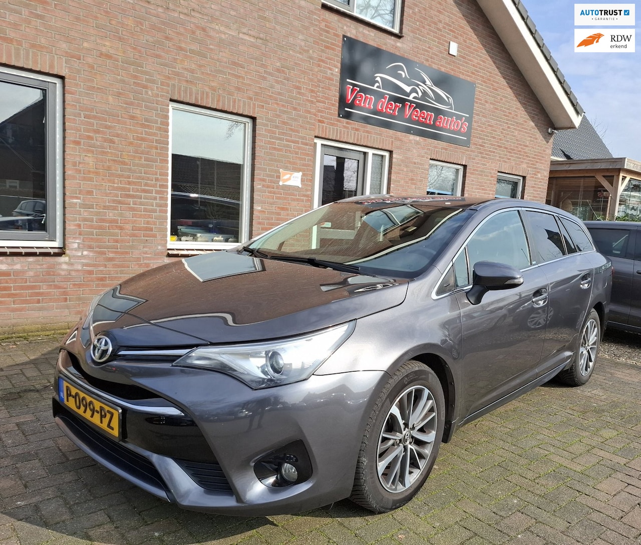 Toyota Avensis Touring Sports - 1.8 VVT-i Dynamic. Zeer netjes! O.a. navi, camera, cruise, stoelverwarming. Boekjes aanwez - AutoWereld.nl